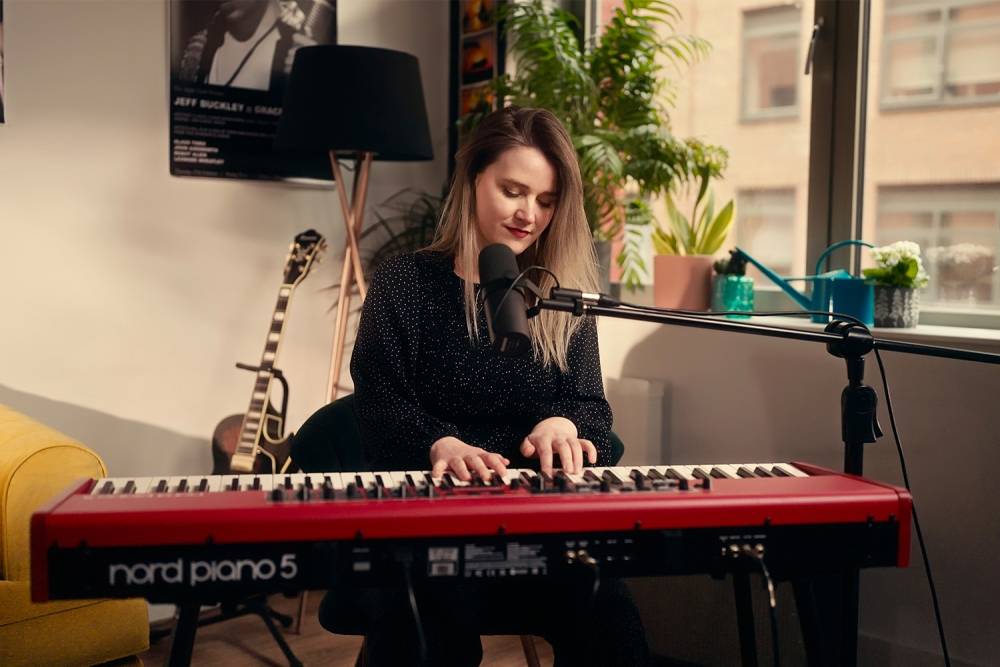 Alena - Singer / Pianist